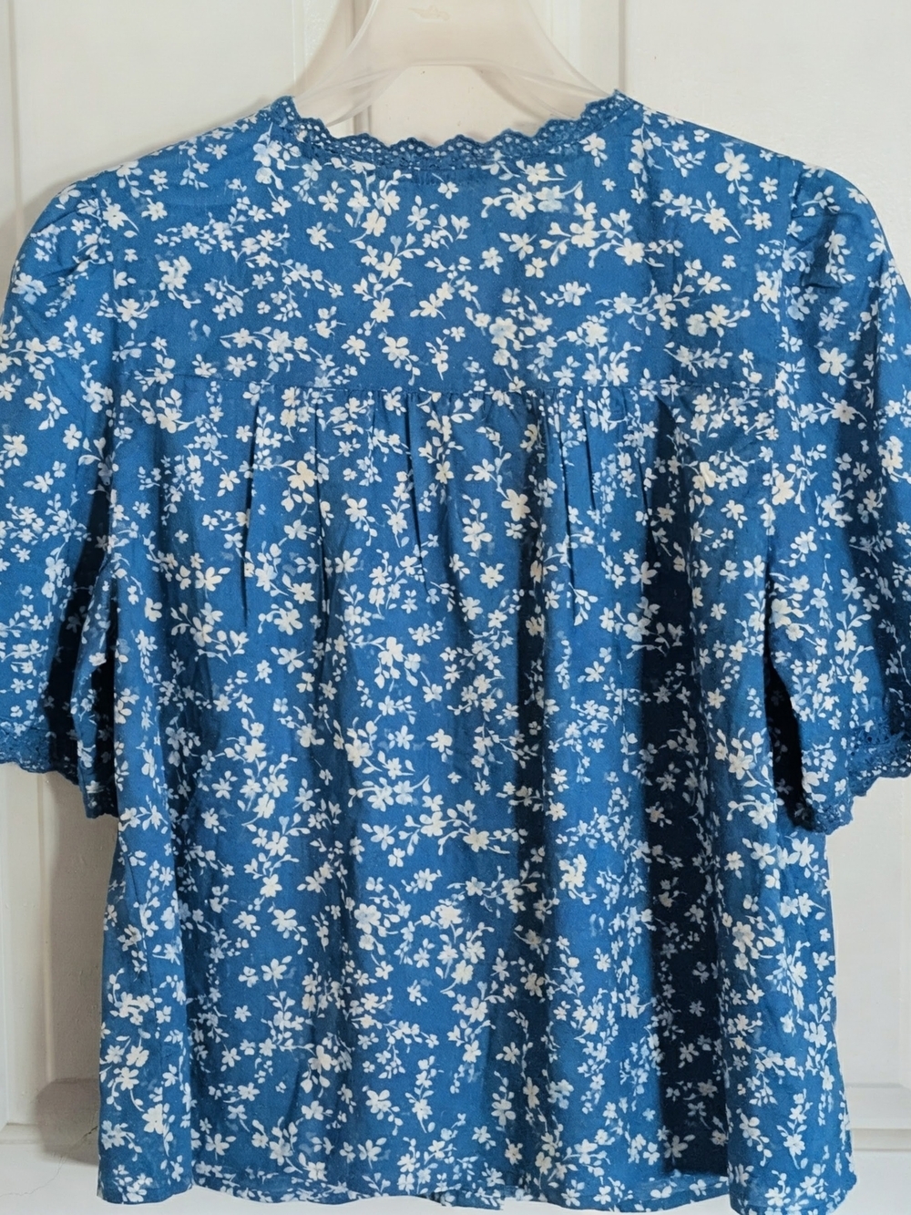 GAP Cotton Ruffle Blue Floral Button-Front Puffy Short Sleeves  V-Neck Top NWOT - Picture 4 of 7